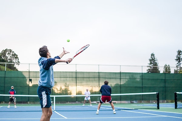 Ancak zamanla birçok spor dalında olduğu gibi teniste de çok önemli değişiklikler meydana geldi. Oyun giderek popüler hale gelirken, tenis toplarının üretim süreci de daha farklı bir bakış açısıyla ele alınarak günümüzdeki tüylü yüzeye sahip modele evrildi.