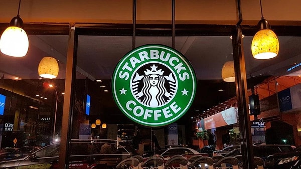 Starbucks Türkiye yaklaşık yüzde 36 oranında zam yaptı. Dünyaca ünlü kahve zincirinin fiyatları bugün itibarıyla (3 Ocak 2025) güncellendi.