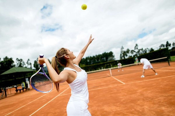 Eğer düz yüzeye sahip başka bir topla tenis oynamayı denerseniz, raketle vurduğunuz topun oldukça hızlı ve uzaklara gideceğini görebilirsiniz. Bu şekilde tenis oynamak pek mümkün olmayacağı için tenis toplarında tüylü bir yapı tercih ediliyor.