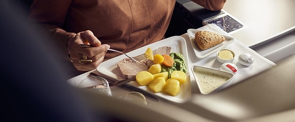 In short, the flavor of food on an airplane is not only influenced by the quality of the food itself, but also by the effects of pressure, humidity, noise, and the overall environment.