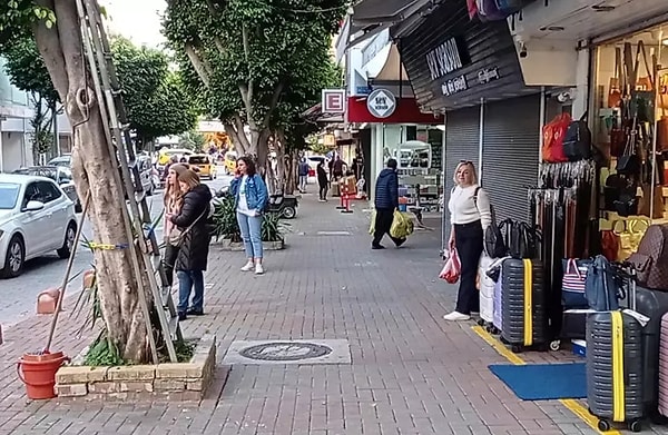 Deprem özellikle Alanya’da hissedildi. Depremi hisseden vatandaşlar sokağa çıktı.