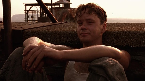 12. The Shawshank Redemption filminde Andy Dufresne’nin hapishaneden kaçmak için kullandığı alet nedir?