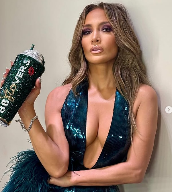 Dünyaca ünlü şarkıcı Jennifer Lopez'i 'On the Floor' ve 'Ain't Your Mama' gibi şarkılarıyla tanıyoruz. Güzel şarkıcının hareketli şarkılarını destekleyen enerjik sahne şovları da oldukça beğeniliyor.