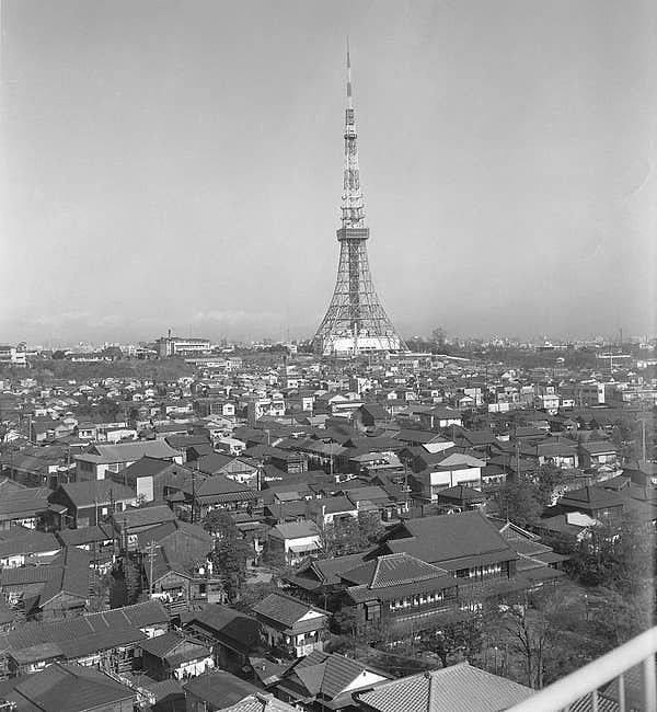 12. 1960 yılında Tokyo kulesi etrafına konuşlandırılmış evler...