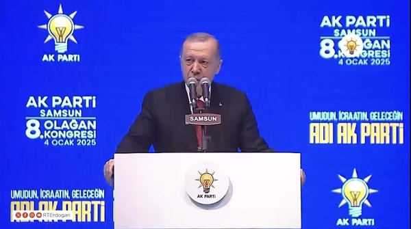 Sahneye çıkmadan önce Ferdi Tayfur şarkıları çalınan kongrede Erdoğan da konuşmasına Ferdi Tayfur'u anarak başladı.