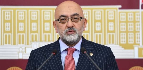 Murat Cahid Cıngı, "Bir tarafta asgari ücrette çalışan bir kitle var. Bir tarafta da aslında daha yüksek maaş verecek üreticiler var." diyerek işverenlere görevler düştüğünü söyledi.