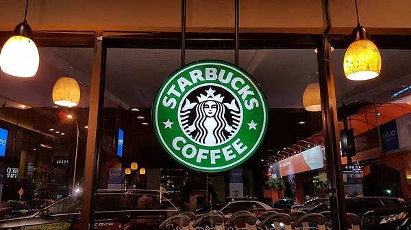 Son zam dalgasıyla Starbucks'ta da fiyatlar hayli yükseldi. Değişen fiyatlar epey tepki çekmiş ve bu tepkiler sosyal medyaya yansımıştı.