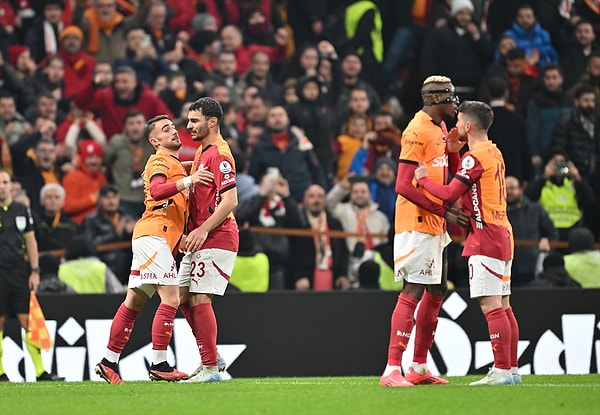 Galatasaray'ın 80.dakikada Torreira ile attığı gol ise VAR kararıyla iptal edildi.