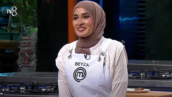 3. MasterChef Türkiye'de son dört yarışmacı belli oldu. Eda, Semih, Onur ve Kerem finale giderken son elenen isim de Beyza oldu. Yarışmada yüzü yandıktan sonra zor günler geçiren Beyza, yarışma sonrası sosyal medyayı aktif kullanmaya başladı. MasterChef izleyicileri arasından binlerce seveni olan Beyza, yaptığı paylaşımla aldığı kararı duyurdu.