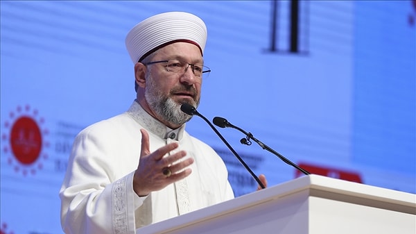 Diyanet İşleri Başkanı Ali Erbaş’ın, Diyanet temsilcilikleri ve internette satılan “Ramazan Günlükleri” isimli kitabındaki ekmek ile ilgili önerileri gündem oldu.