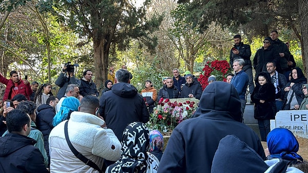 Tabutu binlerce omuz üzerinde defnedildikten sonra mezarı bir saniye bile boş kalmadı. Sevenleri dua etmek için büyük kalabalıklar oluşturdu.