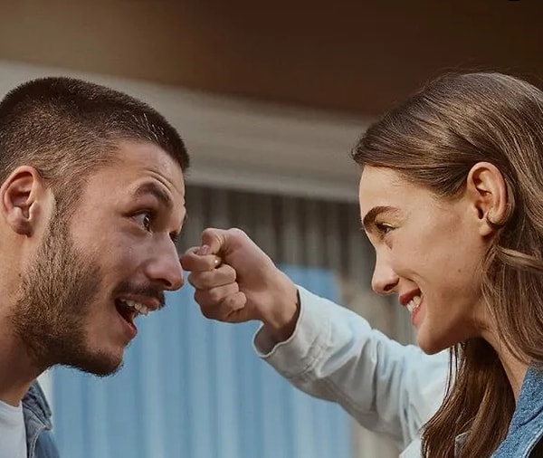 Ünlü çift haklarında konuşulanlara kulak tıkayıp aşklarını doyasıya yaşıyordu ki geçtiğimiz günlerde sosyal medya hesaplarından birlikte pozlar aniden silindi ve karşılıklı takipten çıkıldı. Böylelikle Sancaktutan ve Aka ikilisinin ayrıldığı iddia edildi.