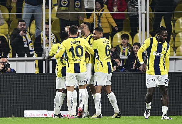 16.dakikada Fenerbahçe golcüsü En-Nesyri'nin kafa golüyle 1-0 öne geçti.