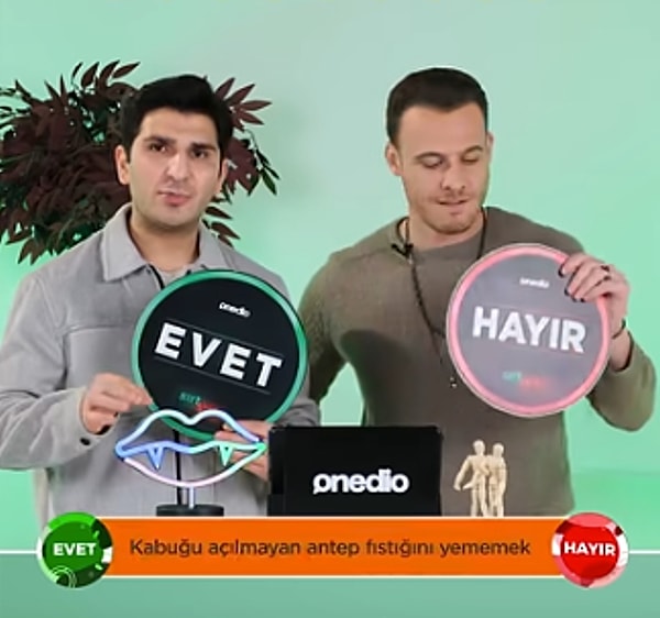 Kahkaha dolu anların yaşandığı videoda, ikili çoğu soruda ortak bir noktada buluşurken, arada çatışmalar da yaşandı tabii. 😂