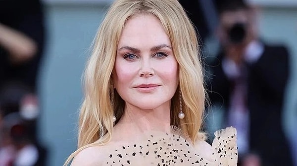 9. Oyunculuğuyla büyüleyen, Hollywood'un beğenilen isimlerinden Nicole Kidman, Palm Springs Ödül Töreni'ne katılan isimler arasındaydı. Ünlü oyuncu, 'Babygirl' filmiyle ödül almış ve ödülünü gözyaşları içerisinde vefat eden annesine ithaf ederek izleyenlere duygu dolu anlar yaşatmıştı. Kidman'ın bu törende giydiği özel tasarım elbisesi ise epey dikkat çekmişti. Gerçek sedeften ince ince işlenerek yapılan elbisenin üst korsesinin yapım aşaması ise marka tarafından paylaşıldı.