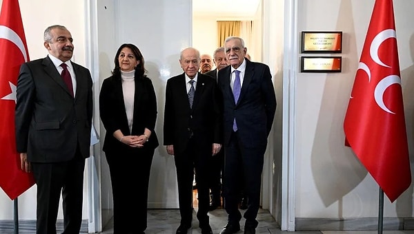 Devlet Bahçeli'nin başlattığı Süreç 2.0, İmralı heyetinin ziyaretleriyle devam ediyor. Bahçeli'nin de ziyaret edildiği görüşmeler yeniden İmralı ziyareti ile sürecek.