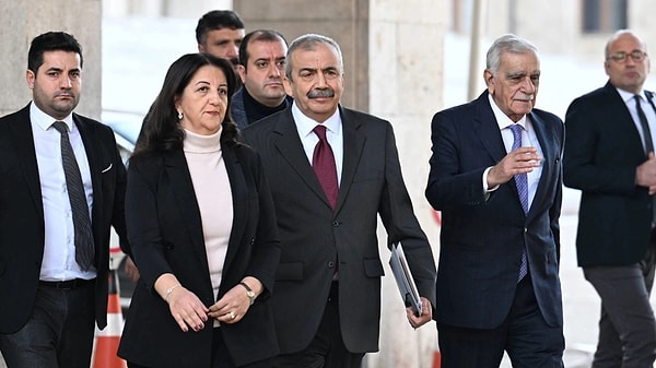 DEM Parti tarafından Öcalan'a dayandırılarak açıklanan metinde silah bırakma ya da başka bir konuya değinilmedi. Barış vurgusu yapıldı ve Erdoğan ile Bahçeli'nin isimleri geçti. Öcalan'a af mı geliyor soruları varken MHP'den yeni bir çıkış geldi.