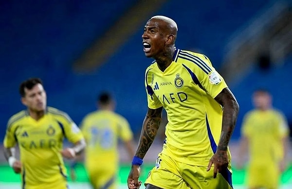 Talisca'nın ligin ikinci yarısında Fenerbahçe forması giyme ihtimali Romano'nun paylaşımından sonra KAP bildirimi etkisi yaptı.