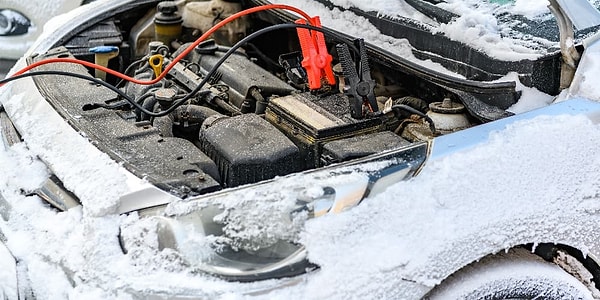 Çünkü soğuk havalarda motorun ideal sıcaklığa ulaşması daha uzun sürüyor. İnsan vücudu soğuk havalarda sıcak kalabilmek için nasıl daha fazla kaloriye ihtiyaç duyuyorsa, arabalar da soğuk havalarda ideal sıcaklığa ulaşabilmek için daha fazla enerjiye ihtiyaç duyuyor.