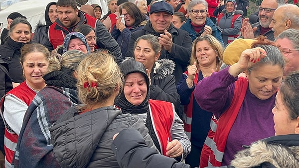 Altı aydır direnen ve zafer elde eden işçiler kararı sevinç gözyaşıyla karşıladı. Açıklama yapan işçiler direniş çadırının kaldırılacağını ve davullu zurnalı kutlama yapacaklarını belirtti.