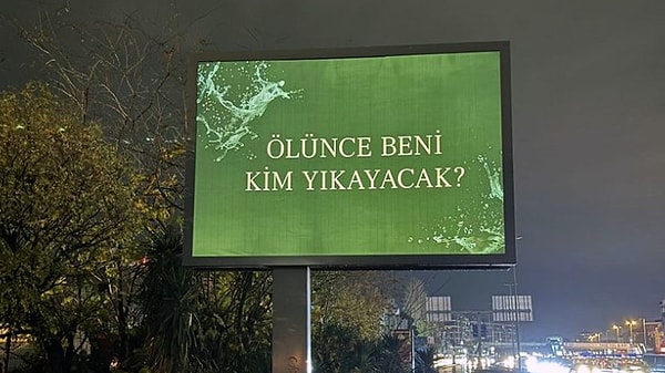 Büyükşehirlerdeki reklam panolarına asılan "Ölünce beni kim yıkayacak?" afişleri tartışmalara neden olmuştu.