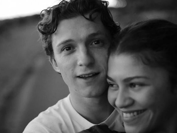 Gelin görün ki beklenen haberi TMZ verdi. Hollywood'un sevilen çifti Zendaya ve Tom Holland'ın resmi olarak nişanlandıklarını açıkladı.