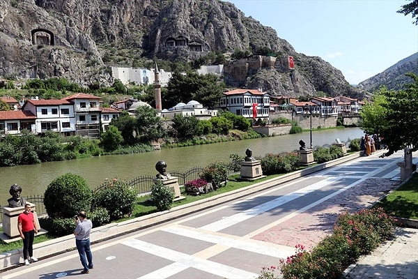 Ancak XVI. yüzyıldan itibaren İstanbul’a yakın olan şehzade merkezlerinin öneminin artması ve şehzade III. Murad‘ın sancak beyliğinden sonra Amasya şehzade sancağı olma özelliğini yitirerek coğrafi konumu itibariyle zamanla önemini kaybetti. Yine de geçmişteki ihtişamı ve yetiştirdiği şehzadelerle “Şehzadeler Şehri” unvanını sonuna kadar hak ediyor.