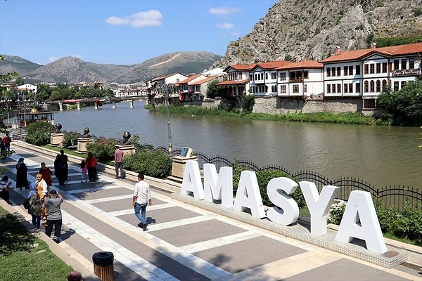 Amasya Osmanlı döneminde şehzadelerin ilk yönetim deneyimlerini kazandığı önemli sancaklardan biriydi. XIV. yüzyılın sonlarından XVI. yüzyılın sonlarına kadar şehzadeler için bir eğitim merkezi olarak hizmet veren şehir Osmanlı hanedanının geleceğini şekillendiren isimlerin yetiştiği bir okul gibiydi.