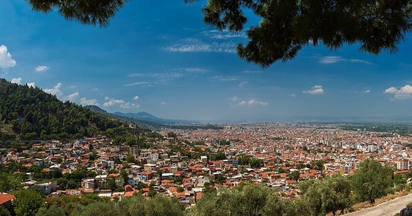 Manisa Osmanlı şehzadelerinin taht yolundaki en önemli duraklarından biri olarak öne çıkıyor. 1437-1595 yılları arasında Manisa Osmanlı şehzadelerinin saltanat tecrübesi kazandığı en gözde sancaktı.