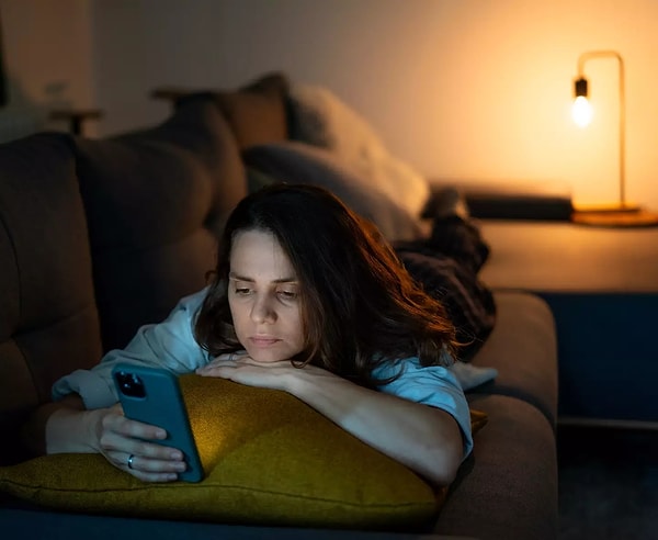 Instagram'da bir fotoğrafımıza gelen beğeni ya da Facebook'ta bir yorum, dopamin seviyemizi anlık olarak yükseltiyor. Ancak bu kısa süreli mutluluk hissi, zamanla daha fazla uyarana ihtiyaç duymamıza yol açıyor.