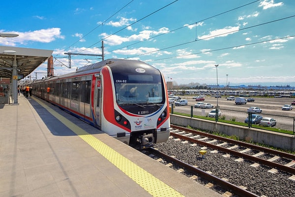 Marmaray çelikle güçlendirilmiş beton malzeme kullanılarak inşa edildi. Bu malzeme yalnızca deniz basıncına dayanıklı olmakla kalmıyor aynı zamanda projenin fay hattı üzerinde yer alması nedeniyle olası bir depreme karşı da koruma sağlıyor.