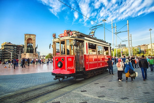 7. İstanbul’un ünlü Taksim Meydanı hangi ilçede yer alır?