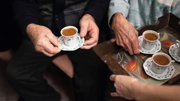 Konuya biraz derinlemesine bakalım. Çünkü tuzlu kahvenin arkasında tahmin ettiğinizden çok daha farklı bir hikaye var.