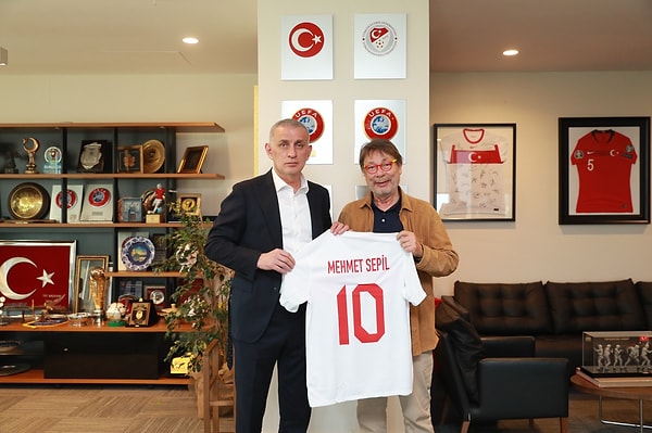 Görüşmenin ardından TFF Başkanı Hacıosmanoğlu, ligin ikinci yarısının başlayacağı 20. haftadan itibaren tüm Süper Lig karşılaşmalarında yabancı VAR uygulamasına geçileceğini duyurdu.