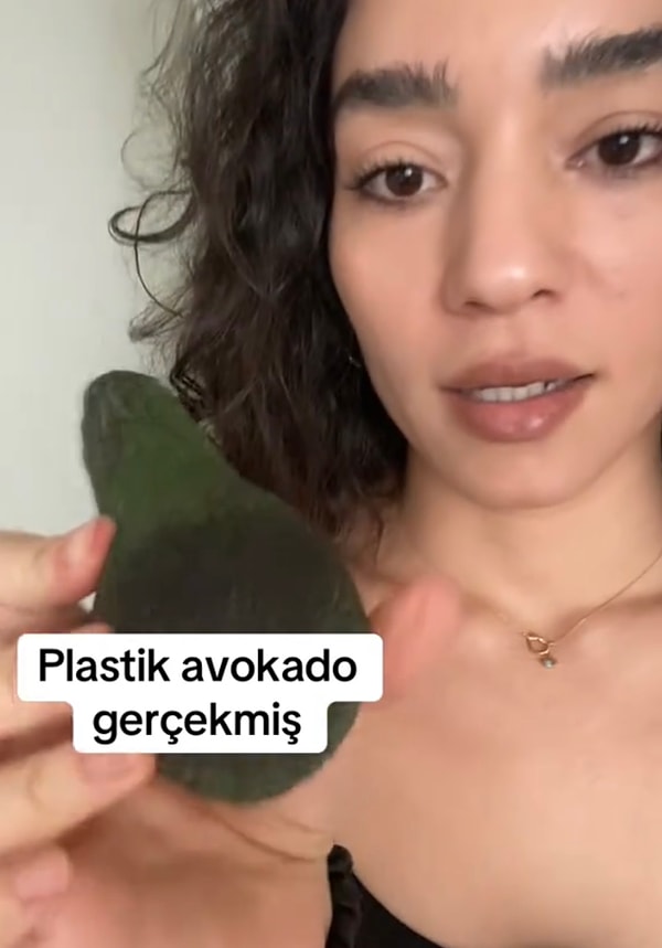 Kimi izleyiciler türünden dolayı olduğunu söylese de kimileri aynı olayı yaşadığını ve plastik olduğunu iddia etti.