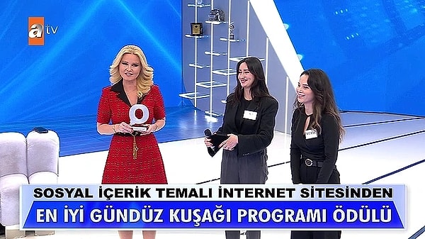 4. Onedio'nun ikonik "Ne Seneydi Be" Ödülleri, sosyal medyada büyük ses getirmeye devam ediyor. Sevgili okuyucularımızın, 2024'ün enlerini seçtiği anketimizde başarılı sunucu Müge Anlı 'En İyi Gündüz Kuşağı Programı' ödülüne layık görüldü! Biz de Müge Anlı'yı stüdyosunda ziyaret ettik ve ödülünü takdim ettik!