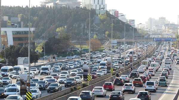 İstanbul, trafikte harcanan 105 saat ile listenin başında.