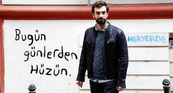 4. "Biraz değişik bir adam. Biraz serseri bir tipi var. Hani böyle tutunamamış da bir tutsa bırakmayacakmış gibi. Şimdi baktığında bir eşi yok. Boşanmış, gelecek desen o da yok. Romantik de değil hatta kaba. Anne ben aşık oluyorum. Bu berbat adama çok fena aşık oluyorum. Şimdi böyle yaslasaydım başımı omzuna, sana Poyraz’ı anlatsaydım. Sen uzak dur o serseriden deseydin. Ben ağlasaydım. Sen bana kıyamasaydın..."