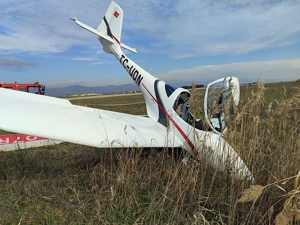 Bursa Valiliğinden yapılan açıklamada, "Özel bir uçuş okuluna ait eğitim uçağı pisti terk ettiği esnada kaza kırım gerçekleşmiş olup, pilot hayati tehlikesi olmayacak şekilde yaralanmıştır" bilgisine yer verildi.