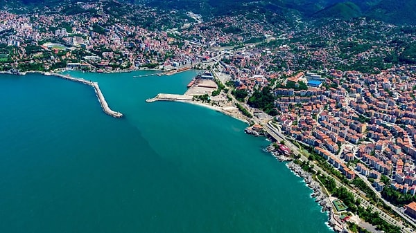 "Ereğli" kelimesi, kökenini Antik Yunan mitolojisinden alıyor. Bu isim, yarı tanrı Herakles'in (Herkül) adından türemiş. Herakles, gücü ve kahramanlıklarıyla tanınan mitolojik bir figür olarak Anadolu'nun birçok köşesinde iz bırakmıştı.