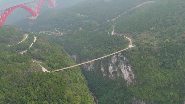 Ancak devasa projenin gerçekleşebilmesi için önce işçilerin, köprünün orta kemer desteklerine ulaşması gerekiyordu. İşte bu noktada bu geçici asma köprü devreye girdi.