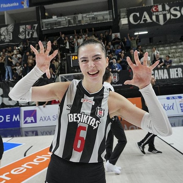 Mintonette'nin haberinde, mor-beyazlıların Beşiktaş forması giyen Saliha Şahin ve THY'de kariyerine devam eden Tuğba Şenoğlu ile görüşme halinde olduğu ifade edildi.