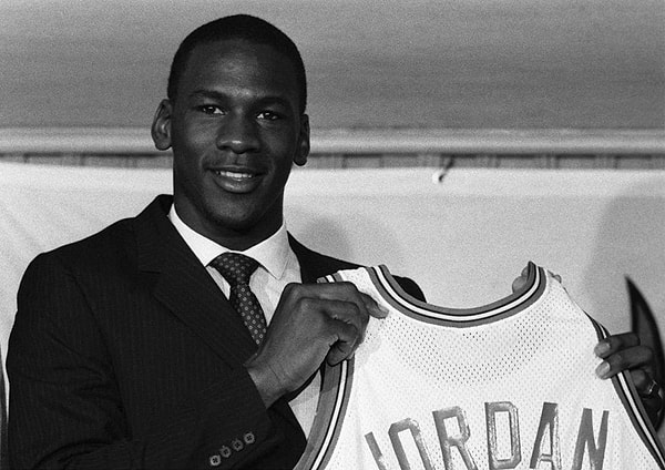 1984 yılında Chicago Bulls tarafından draft edilen Michael Jordan, 90'lı yıllara damgasını vurarak Chicago Bulls'un NBA'i adeta domine etmesini sağladı.