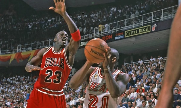 Michael Jordan tam bir liderdi. Hem savunmada hem de hücumda vardı. Oyunun iki yönünü de kusursuza yakın oynayan benzersiz bir basketbolcuydu. Öyle ki, 1988 yılında hem Yılın Savunmacısı ödülünü kazandı hem de normal sezon MVP’si oldu.