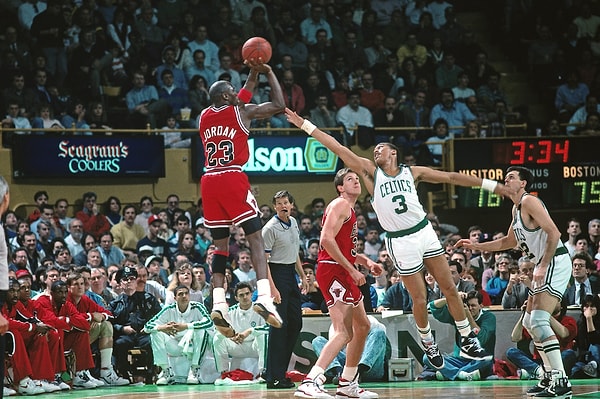 Topun el yaktığı zamanlar, Michael Jordan'ın belki de basketbol topunu en çok sevdiği zamanlardı. Keza Jordan’ın "clutch" performansları, onu diğer oyunculardan ayıran en önemli özelliklerden biriydi.