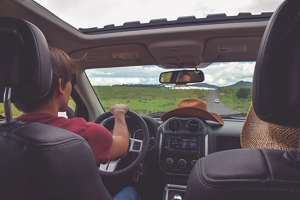 Sunroof'u olan bir araba genellikle daha ferah görüneceği için çoğu kişi sık sık kullanmasa dahi aracında sunroof olsun istiyor.