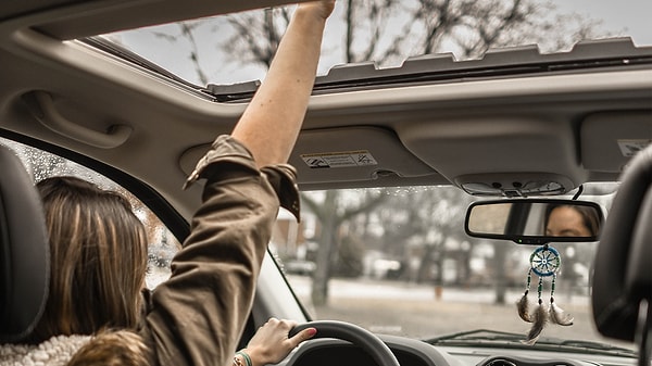 Başlangıçta sunroof'u olan bir araba için yeterli bütçesi olmayan araç sahipleri ise sonradan bu fonksiyonu aracına ekletmek için araştırmalar yapıyor. Evet, sunroof sonradan taktırabilirsiniz fakat bunun ne kadar mantıklı olacağı tartışılır.