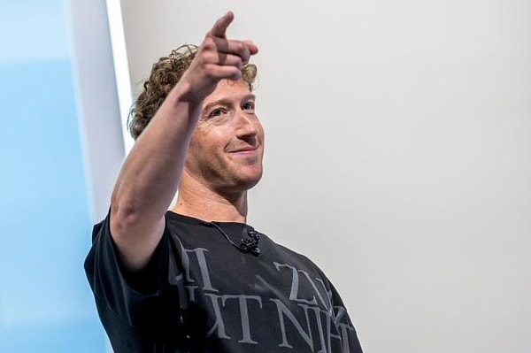 Meta şirketi CEO'su Mark Zuckerberg tarafından yapılan açıklama ile duyurulan yeniliklere ise ABD'deki hükümet değişikliğinin etki ettiği öne sürülüyor.