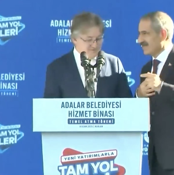 Adalar Belediye Başkanı Ercan Akpolat konuşması sırasında eşine teşekkür etmeyi unutunca özür dileyerek geri döndü.