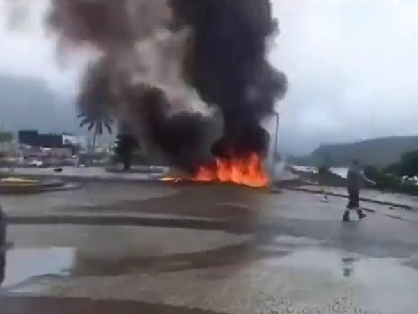 Sao Paulo’da Ubatuba Havaalanı’nda inişe geçen özel bir jet henüz bilinmeyen bir nedenle alev aldı.